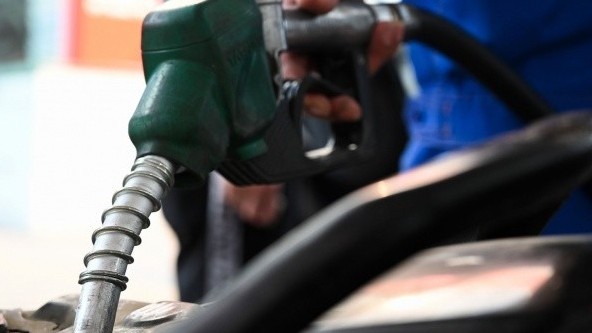 Giá xăng giảm nhẹ, dầu tăng từ 15 giờ ngày 24/7