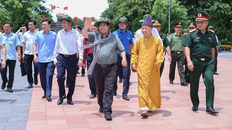 Thủ tướng thăm Mẹ Việt Nam anh hùng, dâng hương tại Thành cổ Quảng Trị và Nghĩa trang Đường 9