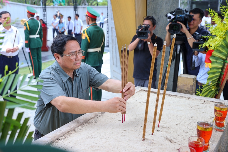 Thủ tướng thăm Mẹ Việt Nam anh hùng, dâng hương tại Thành cổ Quảng Trị và Nghĩa trang Đường 9- Ảnh 13.