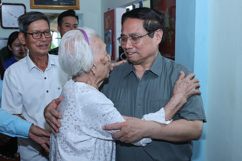 Thủ tướng thăm Mẹ Việt Nam anh hùng, dâng hương tại Thành cổ Quảng Trị và Nghĩa trang Đường 9- Ảnh 1.