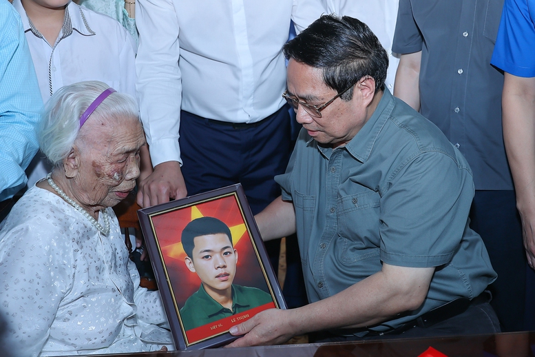 Thủ tướng thăm Mẹ Việt Nam anh hùng, dâng hương tại Thành cổ Quảng Trị và Nghĩa trang Đường 9- Ảnh 3.