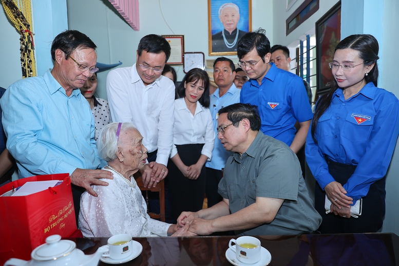 Thủ tướng thăm Mẹ Việt Nam anh hùng, dâng hương tại Thành cổ Quảng Trị và Nghĩa trang Đường 9- Ảnh 2.