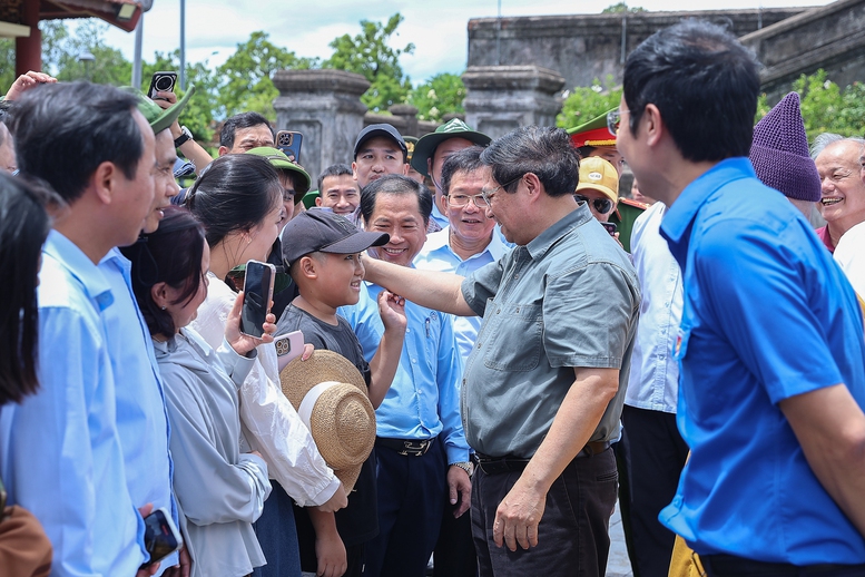 Thủ tướng thăm Mẹ Việt Nam anh hùng, dâng hương tại Thành cổ Quảng Trị và Nghĩa trang Đường 9- Ảnh 11.