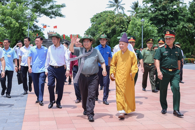 Thủ tướng thăm Mẹ Việt Nam anh hùng, dâng hương tại Thành cổ Quảng Trị và Nghĩa trang Đường 9- Ảnh 5.