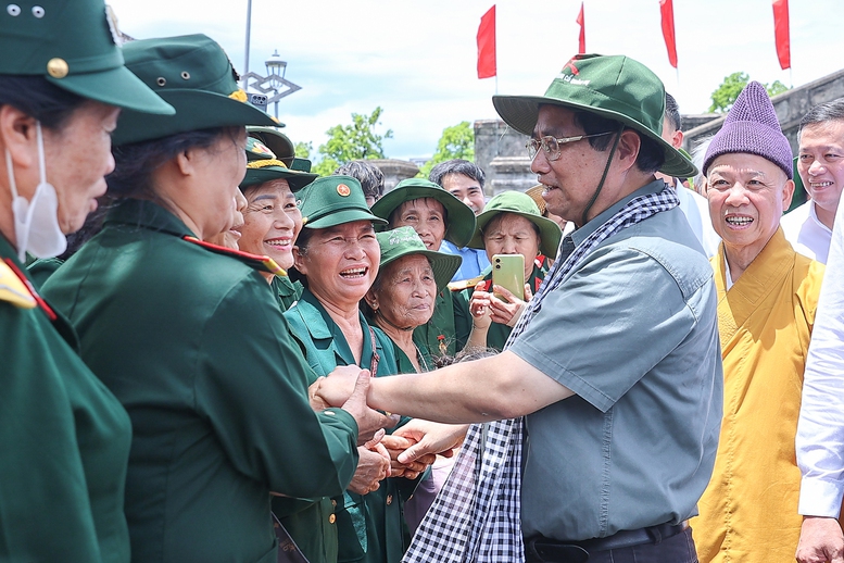 Thủ tướng thăm Mẹ Việt Nam anh hùng, dâng hương tại Thành cổ Quảng Trị và Nghĩa trang Đường 9- Ảnh 10.