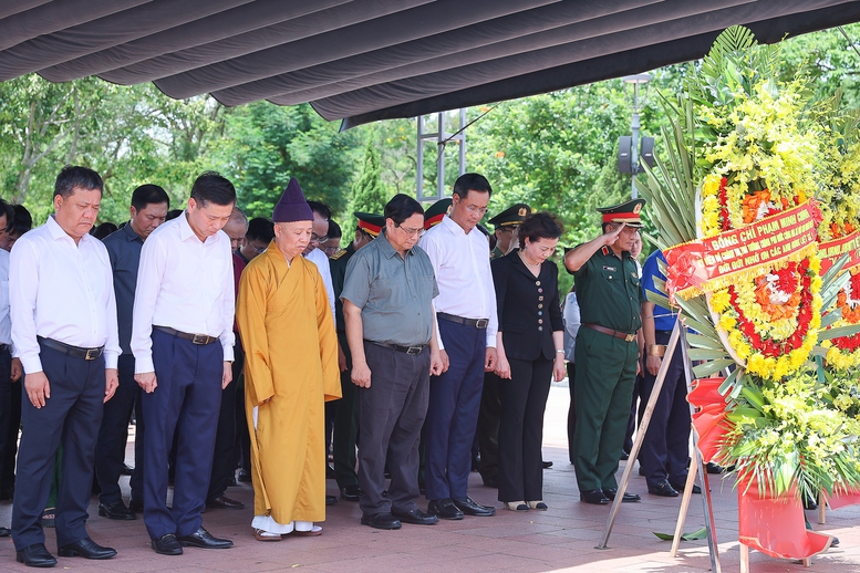 Thủ tướng thăm Mẹ Việt Nam anh hùng, dâng hương tại Thành cổ Quảng Trị và Nghĩa trang Đường 9- Ảnh 9.