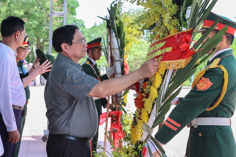 Thủ tướng thăm Mẹ Việt Nam anh hùng, dâng hương tại Thành cổ Quảng Trị và Nghĩa trang Đường 9- Ảnh 6.