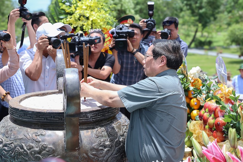 Thủ tướng thăm Mẹ Việt Nam anh hùng, dâng hương tại Thành cổ Quảng Trị và Nghĩa trang Đường 9- Ảnh 8.