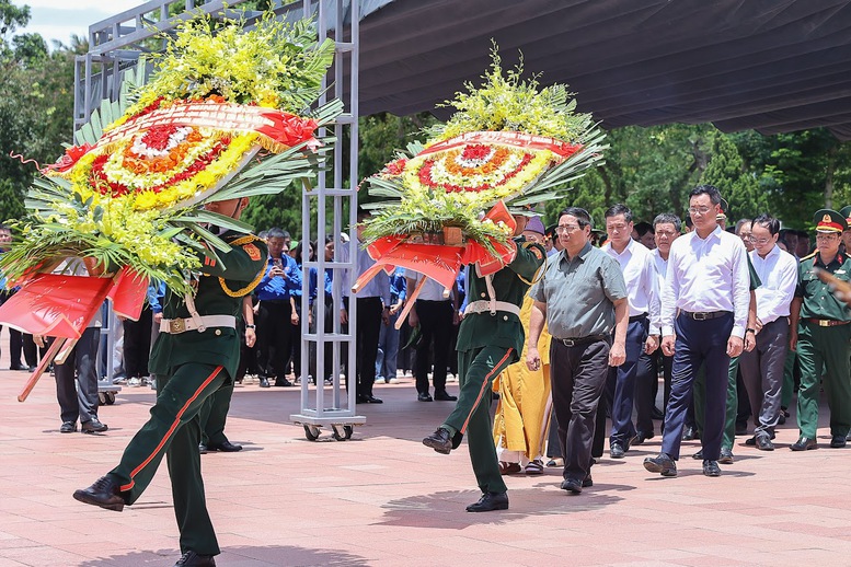 Thủ tướng thăm Mẹ Việt Nam anh hùng, dâng hương tại Thành cổ Quảng Trị và Nghĩa trang Đường 9- Ảnh 7.