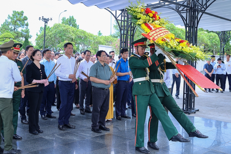 Thủ tướng thăm Mẹ Việt Nam anh hùng, dâng hương tại Thành cổ Quảng Trị và Nghĩa trang Đường 9- Ảnh 12.
