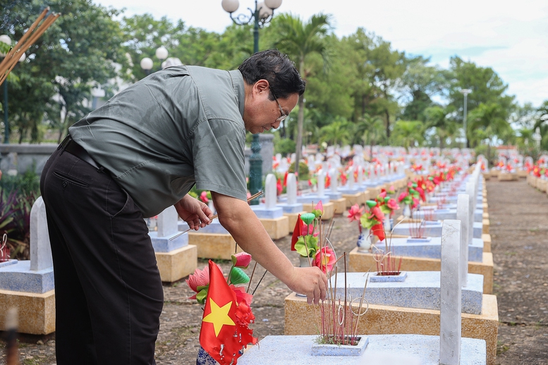 Thủ tướng thăm Mẹ Việt Nam anh hùng, dâng hương tại Thành cổ Quảng Trị và Nghĩa trang Đường 9- Ảnh 14.