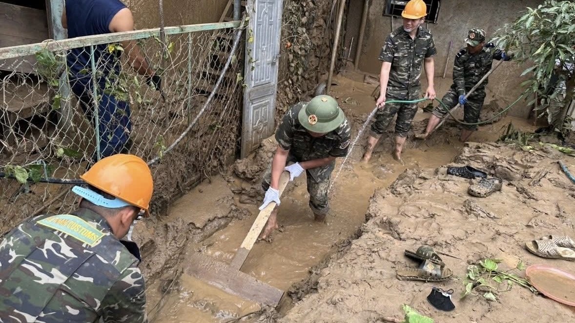 Hải quan Nậm Cắn cùng người dân khắc phục hậu quả bão Wipha