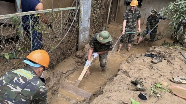 Hải quan Nậm Cắn cùng người dân khắc phục hậu quả bão Wipha