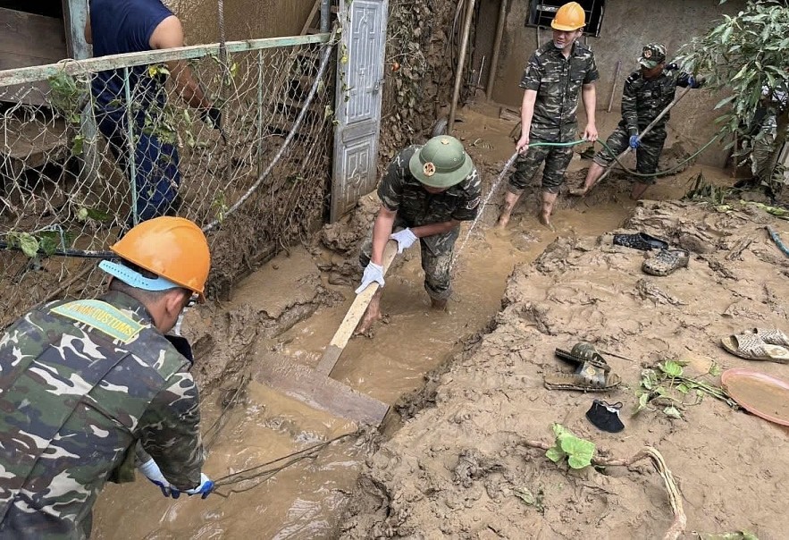 Hải quan Nậm Cắn cùng người dân khắc phục hậu quả bão Wipha