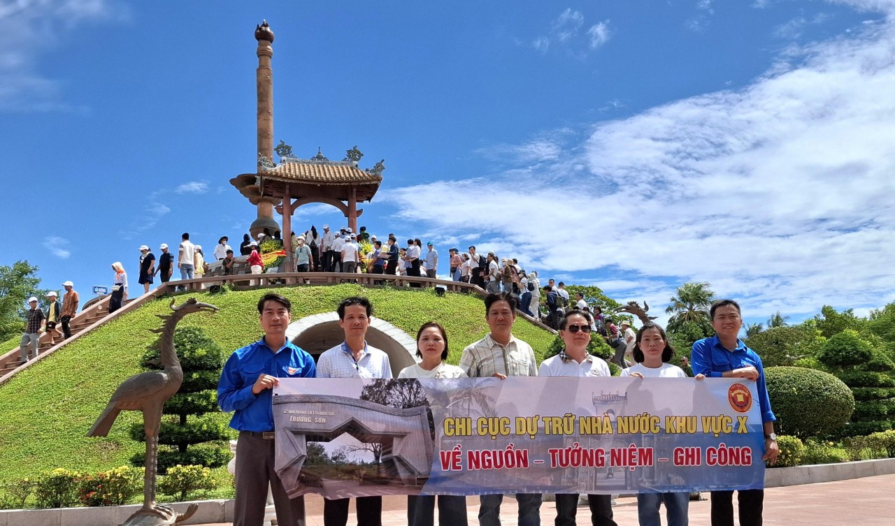 Chi cục Dự trữ Nhà nước khu vực X hành trình “về nguồn” tại Quảng Trị