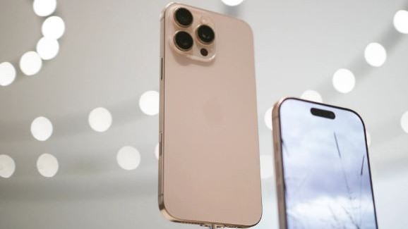 Giá iPhone 16 Pro Max giảm xuống thấp nhất từ khi ra mắt