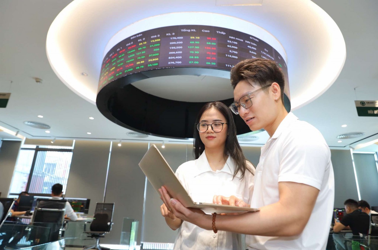 Chứng khoán ngày 28/7: Thanh khoản cao xấp xỉ ngưỡng kỷ lục, VN-Index lập đỉnh lịch sử