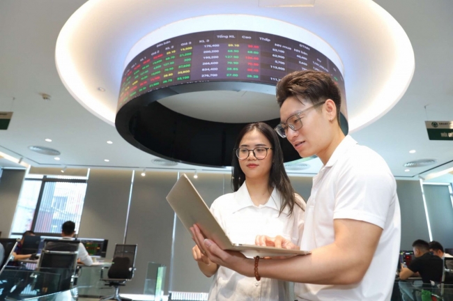 Chứng khoán ngày 28/7: Thanh khoản cao xấp xỉ ngưỡng kỷ lục, VN-Index lập đỉnh lịch sử