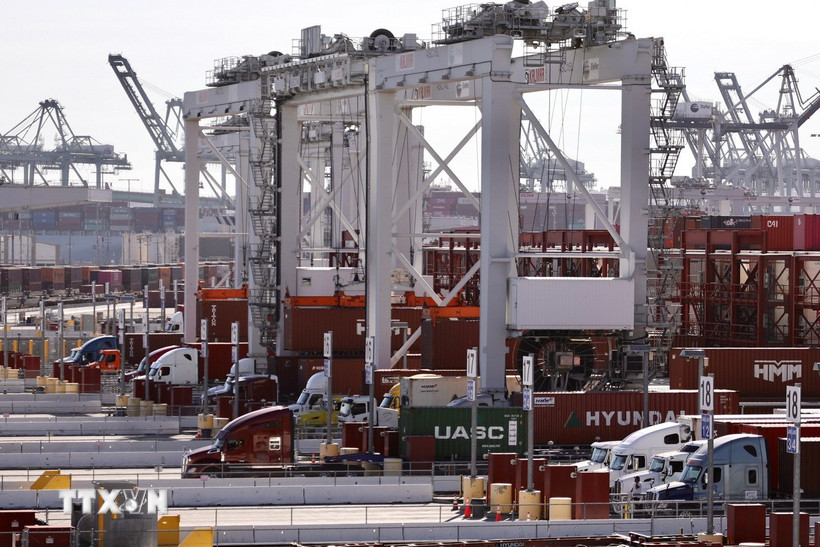 Quang cảnh cảng hàng hóa ở Los Angeles, California, Mỹ. (Ảnh: THX/TTXVN)