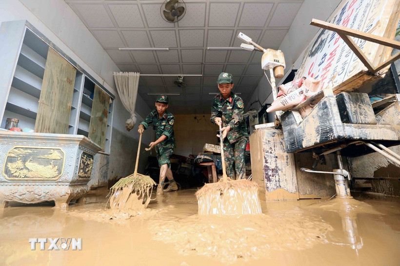 Hỗ trợ khẩn cấp 250 tỷ đồng cho Sơn La, Điện Biên, Nghệ An sau mưa lũ Lực lượng quân đội hỗ trợ người dân tổ 4, xã Sông Mã, Sơn La, thu gom bùn đất, cành cây, rác bị tràn về trong đợt lũ vừa qua. (Ảnh: Quang Quyết/TTXVN)