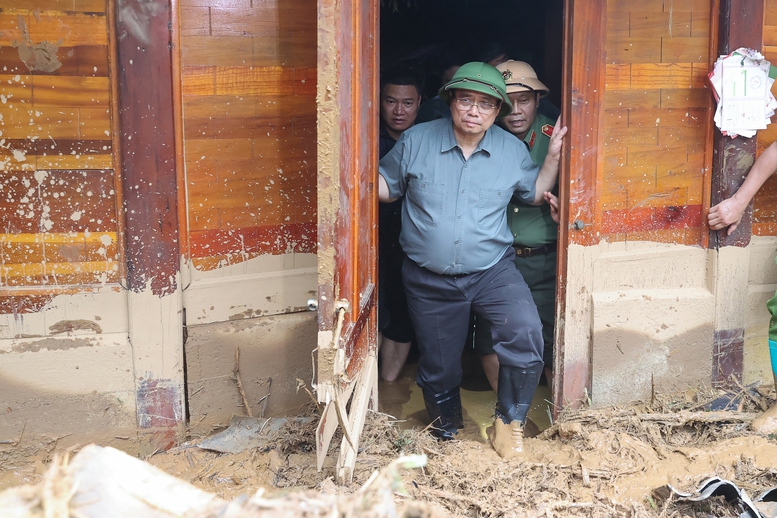 Thủ tướng: Làm mọi cách nhanh nhất có thể ổn định đời sống người dân vùng lũ- Ảnh 5.