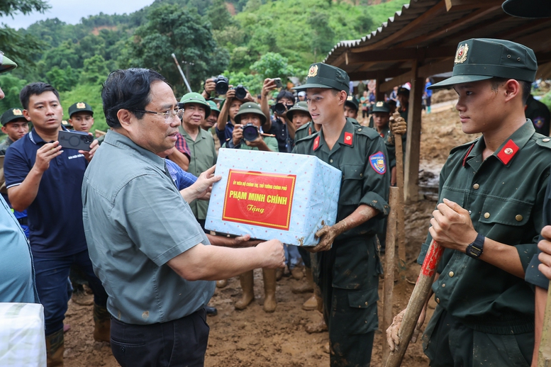 Thủ tướng: Làm mọi cách nhanh nhất có thể ổn định đời sống người dân vùng lũ- Ảnh 11.