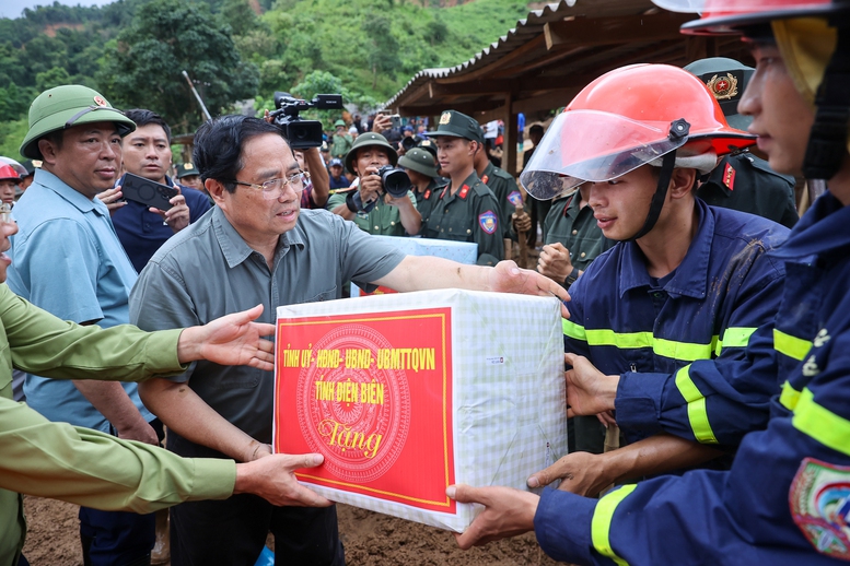 Thủ tướng: Làm mọi cách nhanh nhất có thể ổn định đời sống người dân vùng lũ- Ảnh 12.