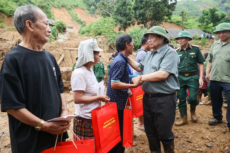 Thủ tướng: Làm mọi cách nhanh nhất có thể ổn định đời sống người dân vùng lũ- Ảnh 10.