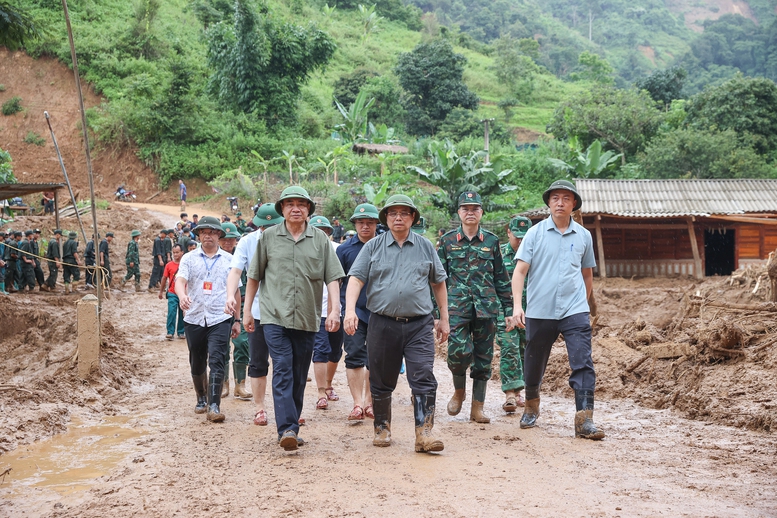 Thủ tướng: Làm mọi cách nhanh nhất có thể ổn định đời sống người dân vùng lũ- Ảnh 7.