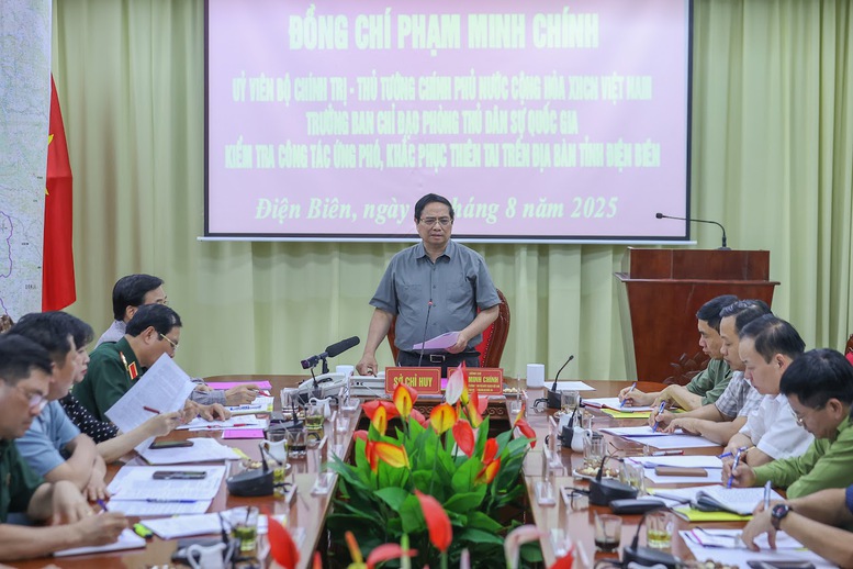 Thủ tướng: Làm mọi cách nhanh nhất có thể ổn định đời sống người dân vùng lũ- Ảnh 1.