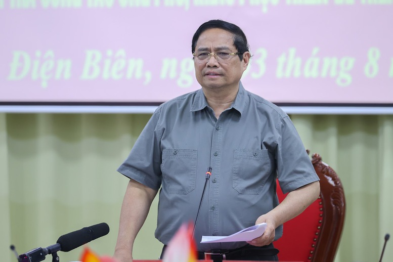 Thủ tướng: Làm mọi cách nhanh nhất có thể ổn định đời sống người dân vùng lũ- Ảnh 4.