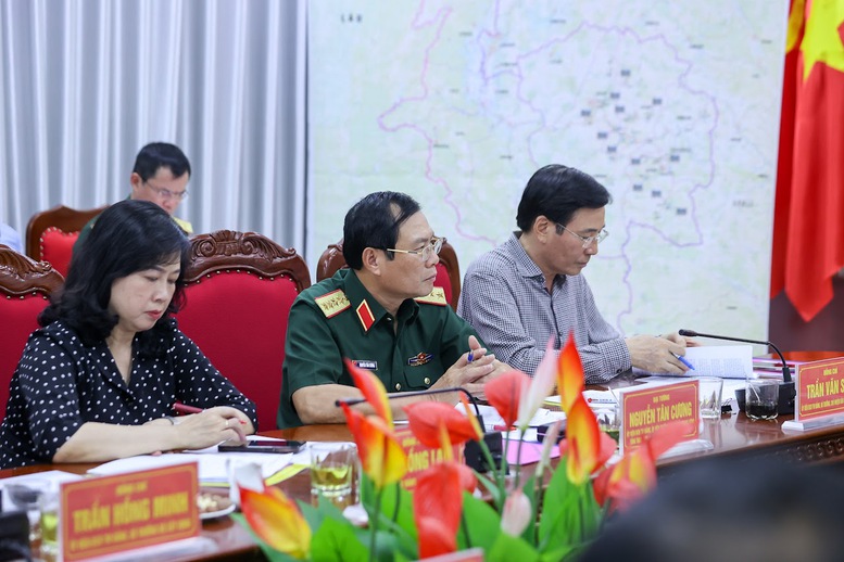 Thủ tướng: Làm mọi cách nhanh nhất có thể ổn định đời sống người dân vùng lũ- Ảnh 3.