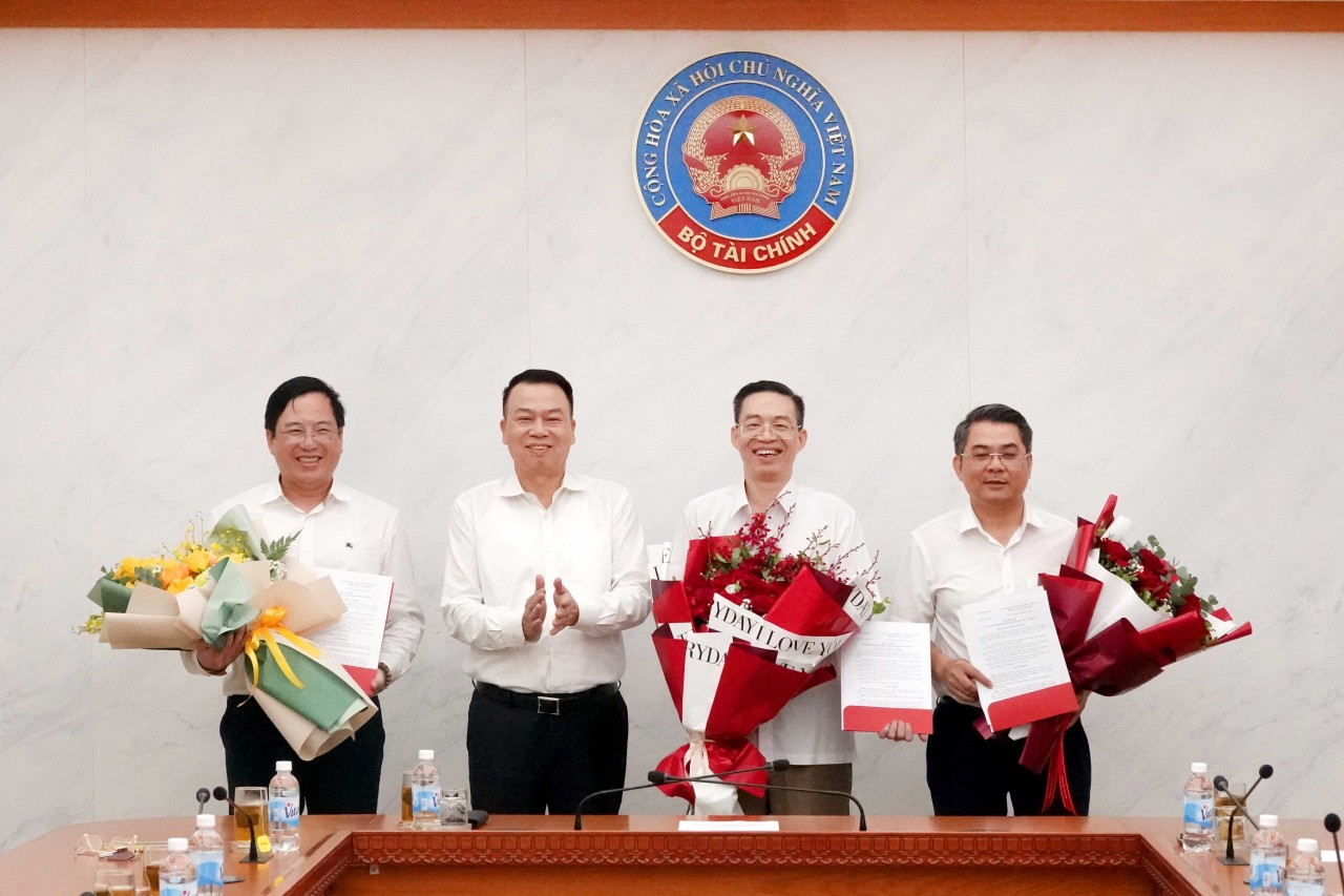 Bộ Tài chính công bố và trao quyết định điều động, bổ nhiệm 3 lãnh đạo cấp vụ, cục