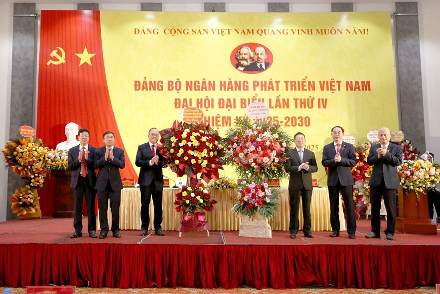 Đảng bộ Ngân hàng Phát triển Việt Nam: Đoàn kết - dân chủ - kỷ cương - đột phá - phát triển Đảng bộ Ngân hàng Phát triển Việt Nam: Đoàn kết - dân chủ - kỷ cương - đột phá - phát triển