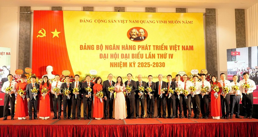 Đảng bộ Ngân hàng Phát triển Việt Nam: Đoàn kết - dân chủ - kỷ cương - đột phá - phát triển Đảng bộ Ngân hàng Phát triển Việt Nam: Đoàn kết - dân chủ - kỷ cương - đột phá - phát triển