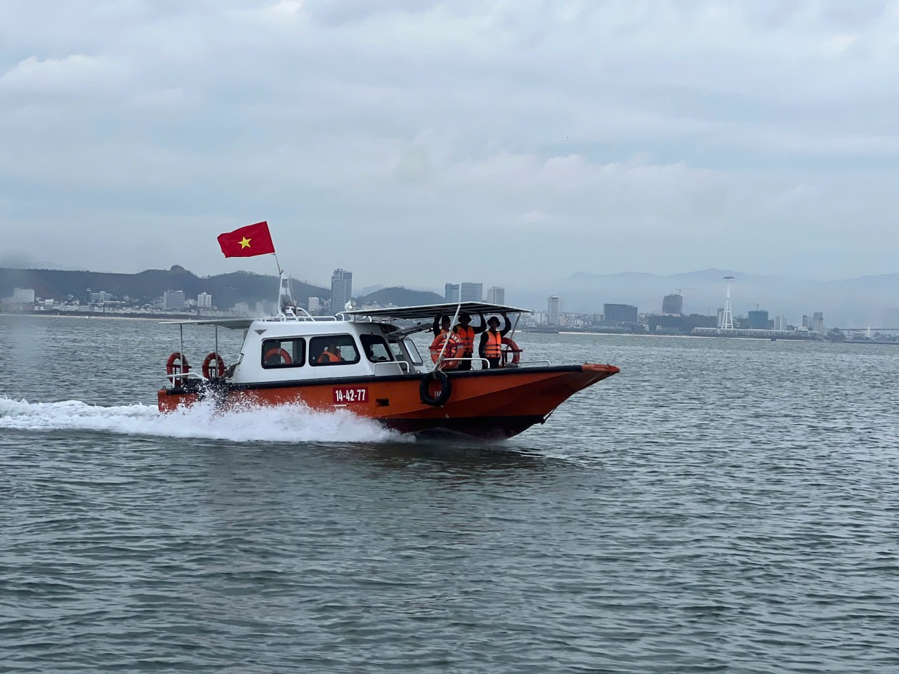 Bộ Chỉ huy Quân sự tỉnh Quảng Ninh triển khai tuần tra 24/24 giờ trên vịnh Hạ Long Bộ Chỉ huy Quân sự tỉnh Quảng Ninh triển khai tuần tra 24/24 giờ trên vịnh Hạ Long