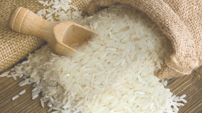 Ngày 7/8: Giá gạo nguyên liệu xuất khẩu giảm, lúa trong nước bình ổn
