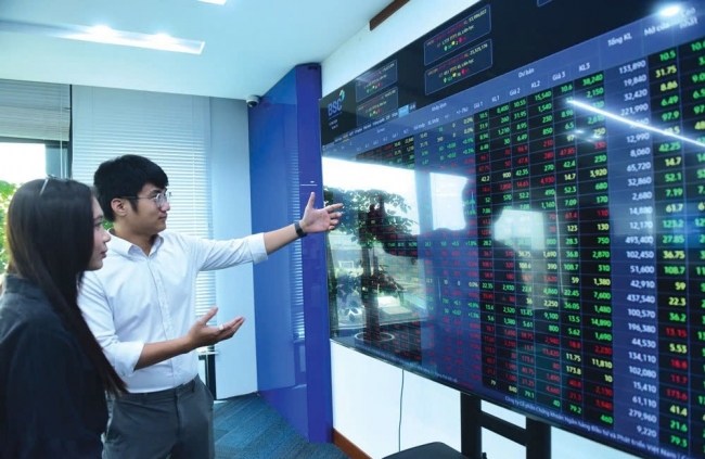 Chứng khoán ngày 18/8: Dòng tiền luân phiên, VN-Index tăng điểm phiên đầu tuần