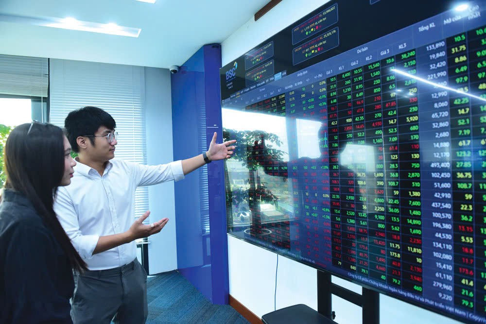 Chứng khoán ngày 10/10: Cổ phiếu bất động sản nổi sóng, VN-Index hướng tới những đỉnh cao mới
