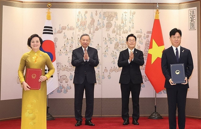 Tổng Bí thư Tô Lâm chứng kiến Lễ trao các văn kiện hợp tác Việt Nam - Hàn Quốc Tổng Bí thư Tô Lâm chứng kiến Lễ trao các văn kiện hợp tác Việt Nam - Hàn Quốc