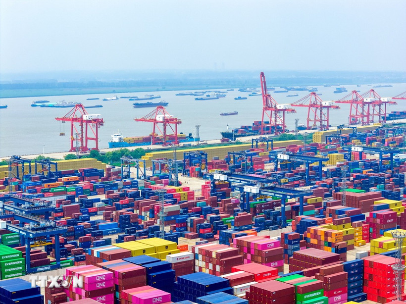 Quang cảnh cảng hàng hóa ở tỉnh Giang Tô, Trung Quốc. (Ảnh: THX/TTXVN)