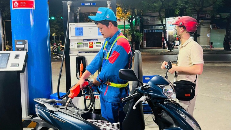 Ngày 15/8: Giá xăng dầu trong nước đồng loạt giảm, thế giới tăng