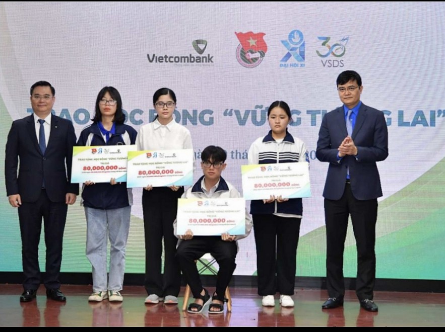 Vietcombank tiến bước cùng non sông gấm vóc: Dấu ấn xanh Vietcombank - cùng dân tộc vững bước tiến vào kỷ nguyên mới