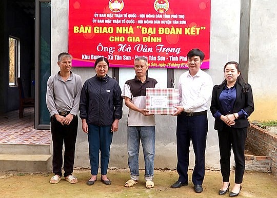 Phú Thọ chung tay hỗ trợ gia đình người có công, người nghèo xóa nhà tạm, nhà dột nát