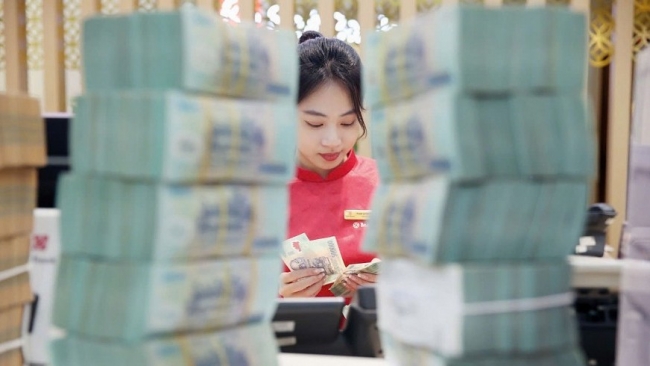 Lãi suất niêm yết ổn định, ưu đãi “ngầm” tạo sóng huy động