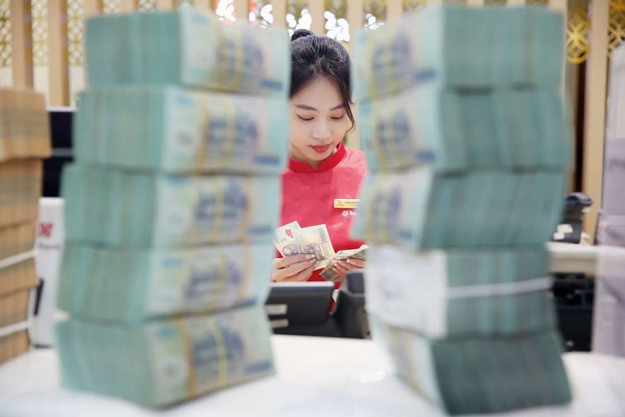 Lãi suất niêm yết ổn định, ưu đãi “ngầm” tạo sóng huy động