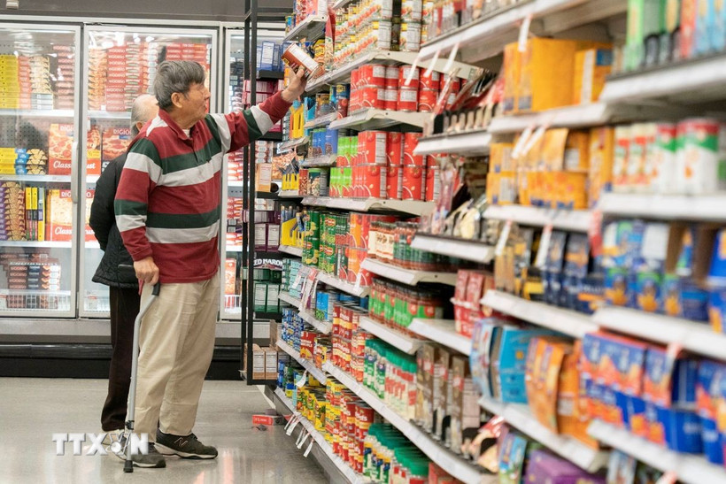 Người dân mua sắm tại siêu thị ở San Mateo, California, Mỹ. (Ảnh: THX/TTXVN)