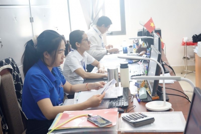 Cán bộ Kho bạc Nhà nước vượt khó khăn, giữ vững mạch chảy ngân sách