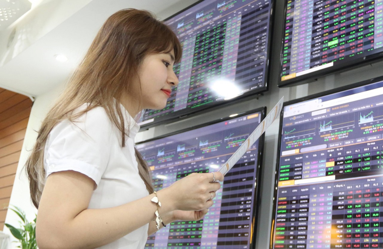 Chứng khoán ngày 5/12: VN-Index giữ sắc xanh nhờ họ Vingroup, thị trường “xanh vỏ đỏ lòng”