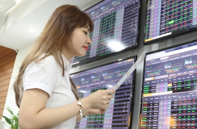 Chứng khoán ngày 19/8: Vượt giằng co, VN-Index giữ vững đà tăng